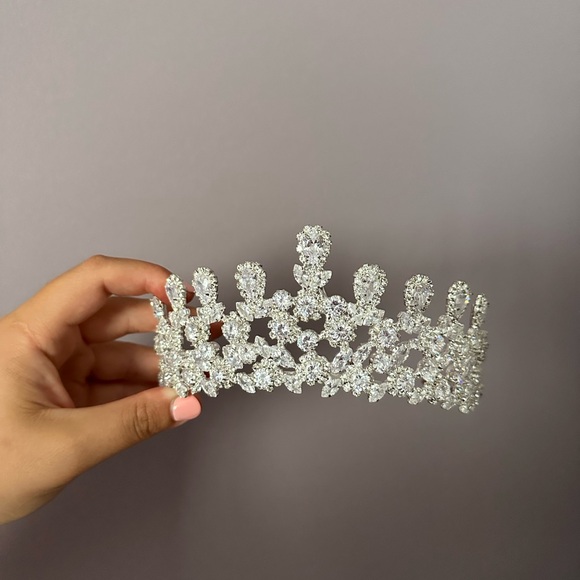 Cubic Zirconia Bridal Tiara / Headpiece/ Crown / Accessory / Wedding - Picture 8 of 8